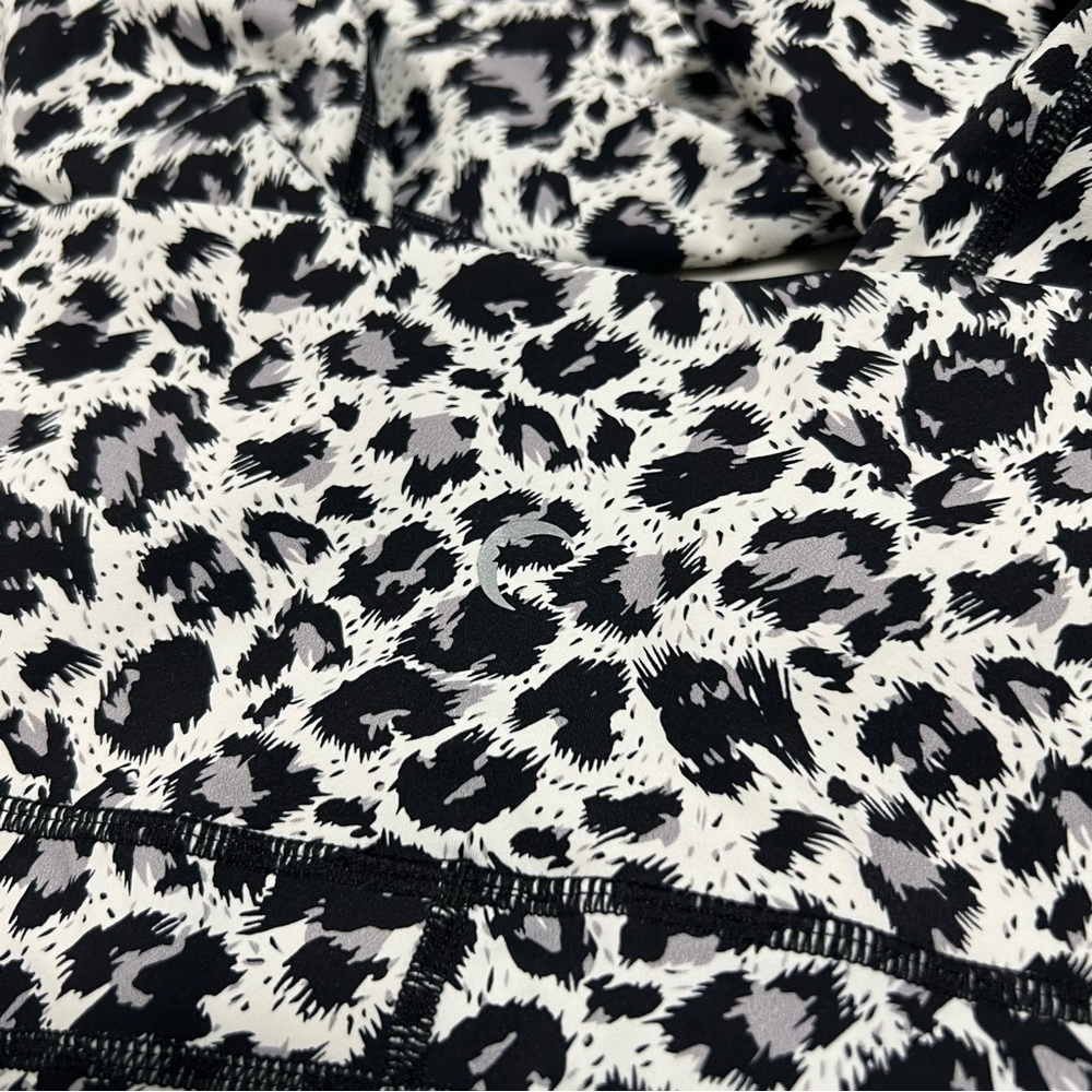 Zyia Active Snow Leopard Pocket Brilliant High Rise Leggings - Picture 8 of 11